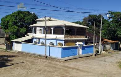 Imagem: A casa possui 3 Dormitórios, 2 Banheiros, 1 Vaga na garagem
