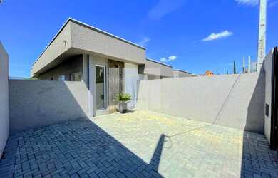 Imagem: A casa possui 3 Dormitórios, 3 Banheiros, 2 Vagas na garagem