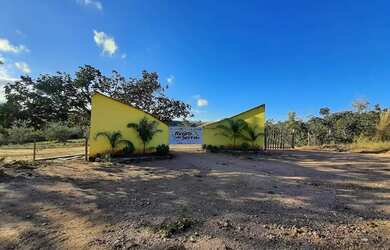 Imagem: O terreno e possui Dormitórios, Suítes, Banheiros está
