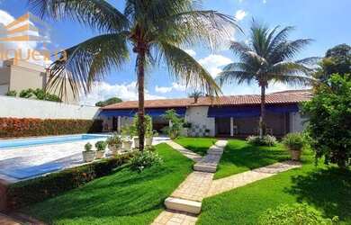 Imagem: A casa possui 3 Dormitórios, 2 Banheiros, 5 Vagas na garagem