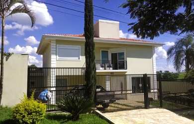 Imagem: A casa em condomínio possui 4 Dormitórios, 5 Banheiros, 2