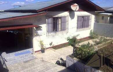 Imagem: A casa possui 3 Dormitórios, 2 Banheiros, 2 Vagas na garagem