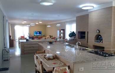 Imagem: A casa em condomínio possui 4 Dormitórios, 5 Banheiros, 4