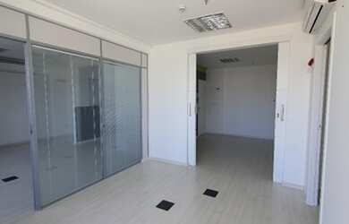 Imagem: O depósito possui 2 Vagas na garagem e 82m² de Área e está