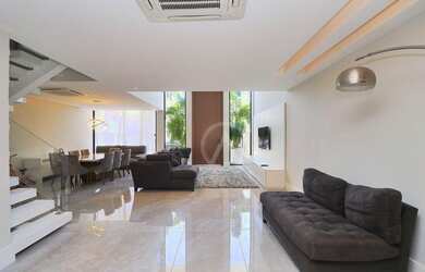 Imagem: A casa em condomínio possui 4 Dormitórios, 5 Banheiros, 547m²
