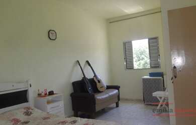 Imagem: A casa possui 3 Dormitórios, 1 Banheiro, 300m² de Área e