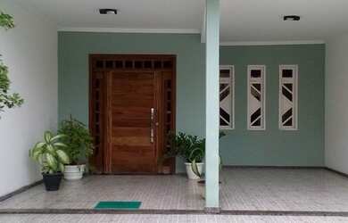 Imagem: A casa possui 4 Dormitórios, 2 Banheiros, 3 Vagas na garagem