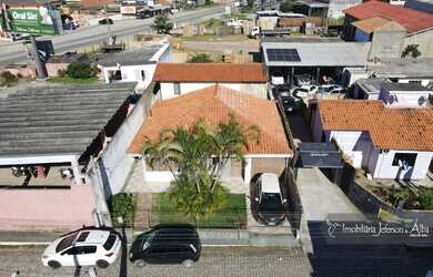 Imagem: A casa possui 4 Dormitórios, 2 Banheiros, 1 Vaga na garagem