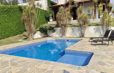 Imagem: A casa possui 3 Dormitórios, 4 Banheiros, 5 Vagas na garagem