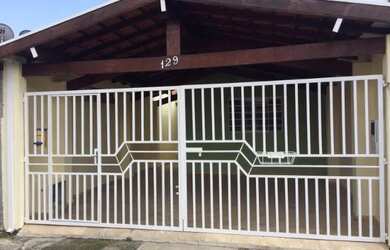 Imagem: A casa possui 2 Dormitórios, 3 Banheiros, 2 Vagas na garagem