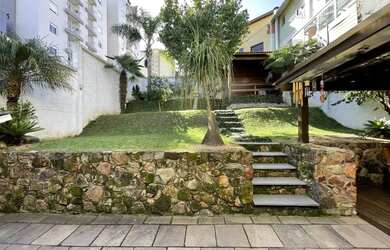 Imagem: A casa possui 2 Dormitórios, 2 Banheiros, 2 Vagas na garagem