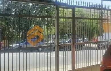 Imagem: A casa possui 2 Dormitórios, 2 Banheiros, 2 Vagas na garagem