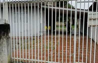 Imagem: A casa possui 3 Dormitórios, 1 Banheiro, 2 Vagas na garagem