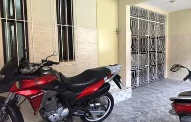 Imagem: A casa possui 3 Dormitórios, 2 Banheiros e está localizado