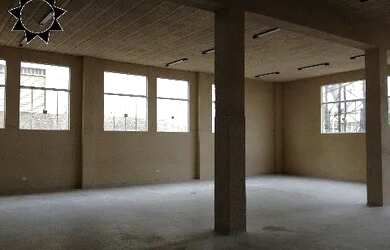 Imagem: O depósito possui 5 Vagas na garagem, 1.070m² de Área e