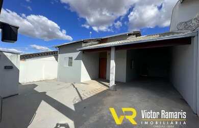 Imagem: A casa possui 3 Dormitórios, 2 Banheiros, 4 Vagas na garagem