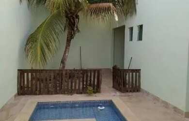 Imagem: A casa possui 3 Dormitórios, 2 Banheiros, 2 Vagas na garagem