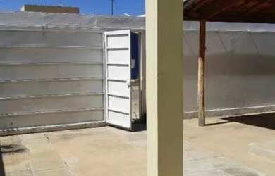 Imagem: A casa possui 3 Dormitórios, 2 Banheiros, 2 Vagas na garagem