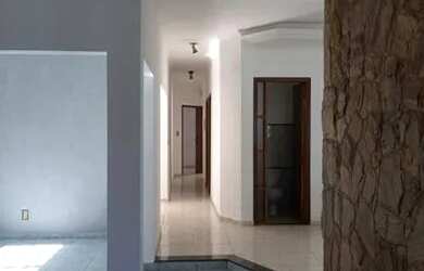 Imagem: A casa possui 3 Dormitórios, 3 Banheiros, 3 Vagas na garagem