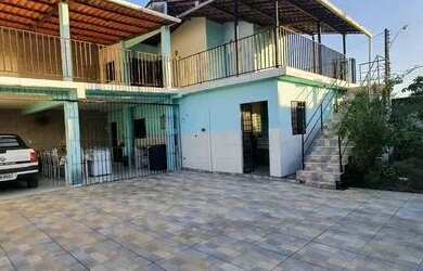 Imagem: A casa possui 2 Dormitórios, 2 Banheiros, 2 Vagas na garagem