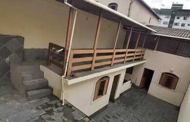 Imagem: A casa possui 4 Dormitórios, 2 Banheiros, 1 Vaga na garagem