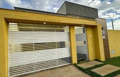 Imagem: A casa possui 2 Dormitórios, 1 Banheiro e 1 Vaga na garagem