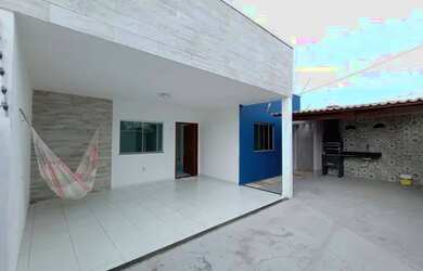 Imagem: A casa possui 3 Dormitórios, 2 Banheiros, 2 Vagas na garagem