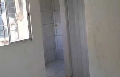 Imagem: A casa possui 1 Dormitório, 1 Banheiro e está localizado