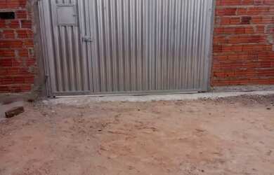 Imagem: A casa possui 2 Dormitórios, 1 Banheiro, 2 Vagas na garagem