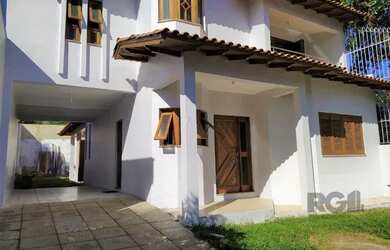 Imagem: A casa possui 3 Dormitórios, 3 Banheiros, 5 Vagas na garagem