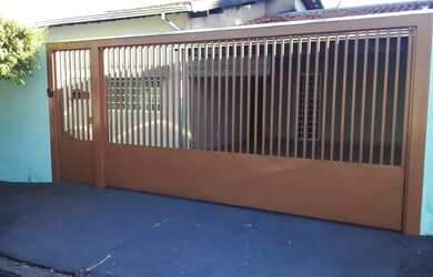 Imagem: A casa possui 2 Dormitórios, 2 Banheiros, 2 Vagas na garagem