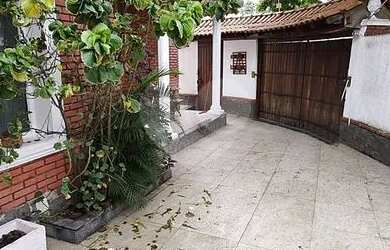 Imagem: A casa possui 3 Dormitórios, 4 Banheiros, 3 Vagas na garagem