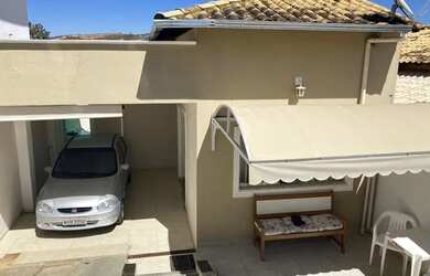 Imagem: A casa possui 3 Dormitórios, 2 Banheiros, 2 Vagas na garagem