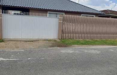 Imagem: A casa possui 4 Dormitórios, 2 Banheiros, 2 Vagas na garagem