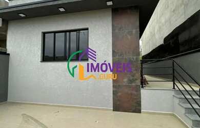 Imagem: A casa possui 3 Dormitórios, 2 Banheiros, 2 Vagas na garagem