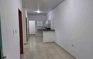 Imagem: A casa possui 3 Dormitórios, 2 Banheiros, 1 Vaga na garagem