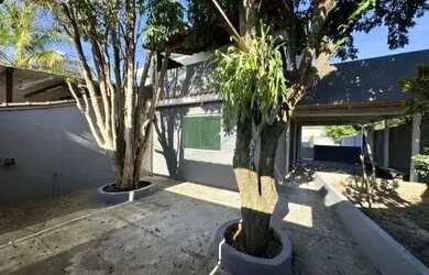 Imagem: A casa possui 3 Dormitórios, 2 Banheiros, 1 Vaga na garagem