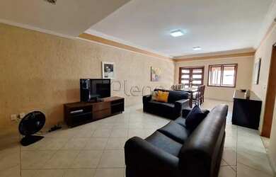 Imagem: A casa possui 3 Dormitórios, 3 Banheiros, 4 Vagas na garagem