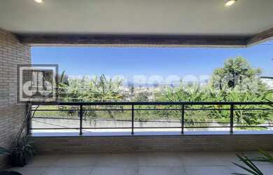 Imagem: A casa possui 3 Dormitórios, 5 Banheiros, 2 Vagas na garagem