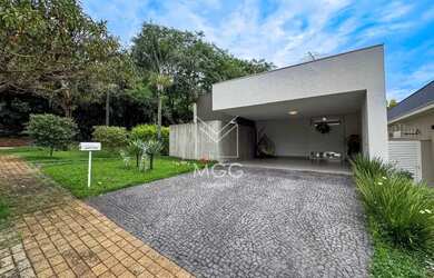 Imagem: A casa em condomínio possui 3 Dormitórios, 1 Banheiro, 4 Vagas