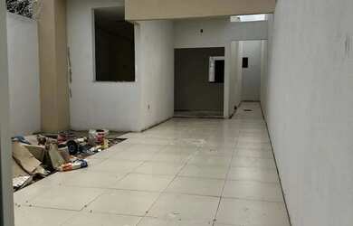 Imagem: A casa possui 3 Dormitórios, 2 Banheiros, 3 Vagas na garagem