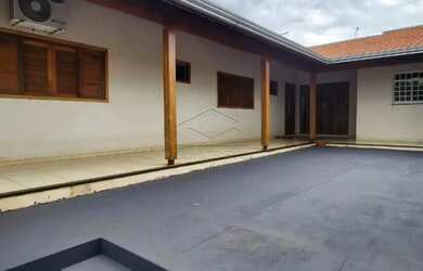 Imagem: A casa possui 2 Dormitórios, 2 Banheiros, 2 Vagas na garagem