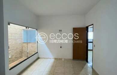 Imagem: A casa possui 2 Dormitórios, 1 Banheiro, 4 Vagas na garagem