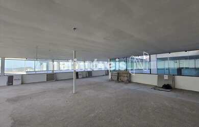 Imagem: O depósito possui 5 Vagas na garagem, 500m² de Área e está