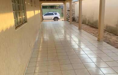 Imagem: A casa possui 2 Dormitórios, 2 Banheiros, 2 Vagas na garagem