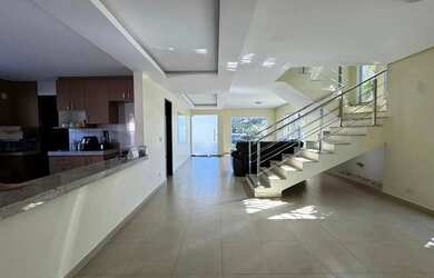 Imagem 8: Excepcional sobrado no Portal do Sol 1, em frente à Praça