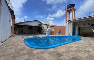 Imagem: A casa possui 3 Dormitórios, 3 Banheiros, 5 Vagas na garagem