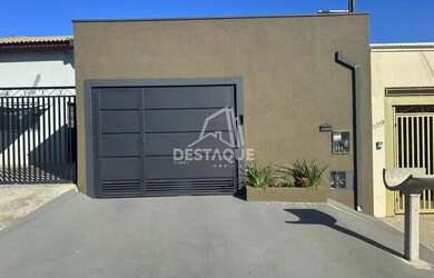 Imagem: A casa possui 2 Dormitórios, 2 Banheiros, 2 Vagas na garagem