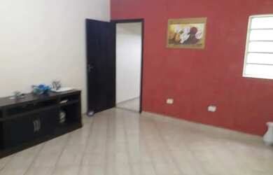 Imagem: A casa possui 3 Dormitórios, 2 Banheiros, 2 Vagas na garagem