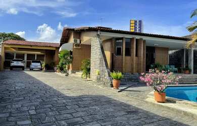 Imagem: A casa possui 3 Dormitórios, 3 Banheiros, 2 Vagas na garagem